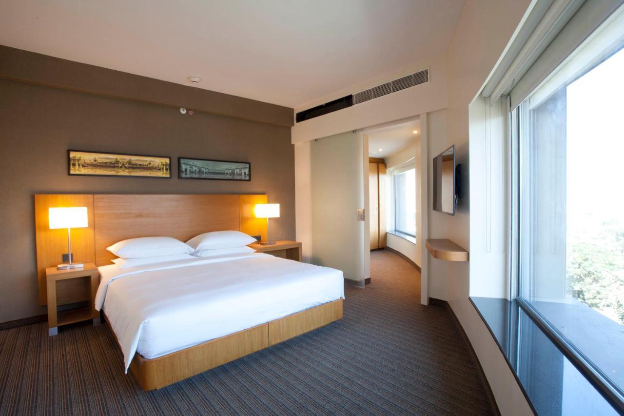 Hyatt Place Hyderabad Banjara Hills Exterior photo A bedroom at the hotel